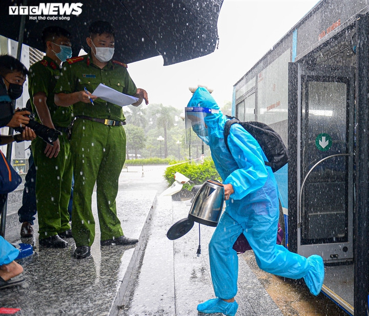 Hà Nội: Công an đội mưa đón 100 công dân ở Thanh Xuân Trung cách ly trở về - Ảnh 5.