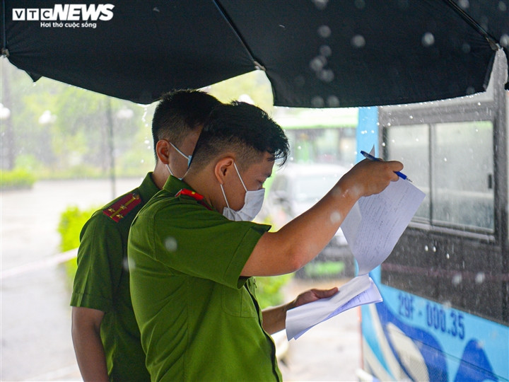 Hà Nội: Công an đội mưa đón 100 công dân ở Thanh Xuân Trung cách ly trở về - Ảnh 6.