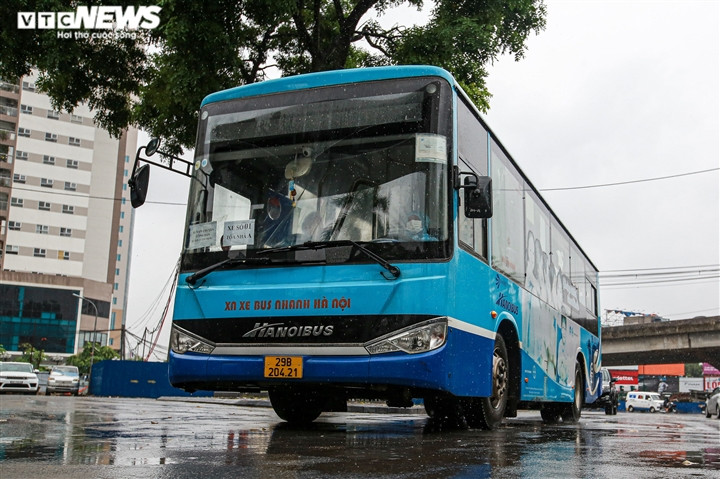 Hà Nội: Công an đội mưa đón 100 công dân ở Thanh Xuân Trung cách ly trở về - Ảnh 1.
