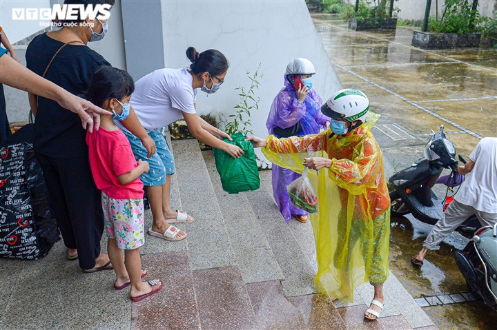 Hà Nội: Công an đội mưa đón 100 công dân ở Thanh Xuân Trung cách ly trở về - Ảnh 12.