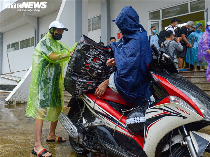 Hà Nội: Công an đội mưa đón 100 công dân ở Thanh Xuân Trung cách ly trở về - Ảnh 13.