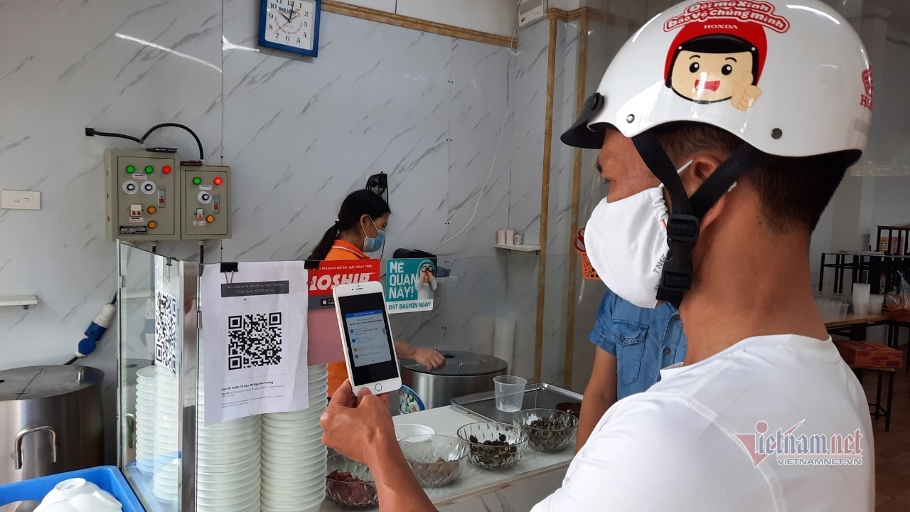 Hàng quán Hà Nội thực hiện việc quét QR Code khi giao dịch - Ảnh 4.