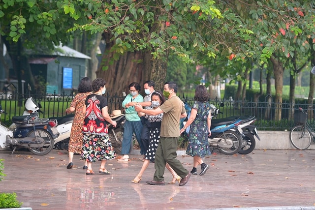 Hà Nội và nhiều địa phương nới lỏng giãn cách, mở lại các hoạt động kinh doanh dịch vụ  - Ảnh 1.