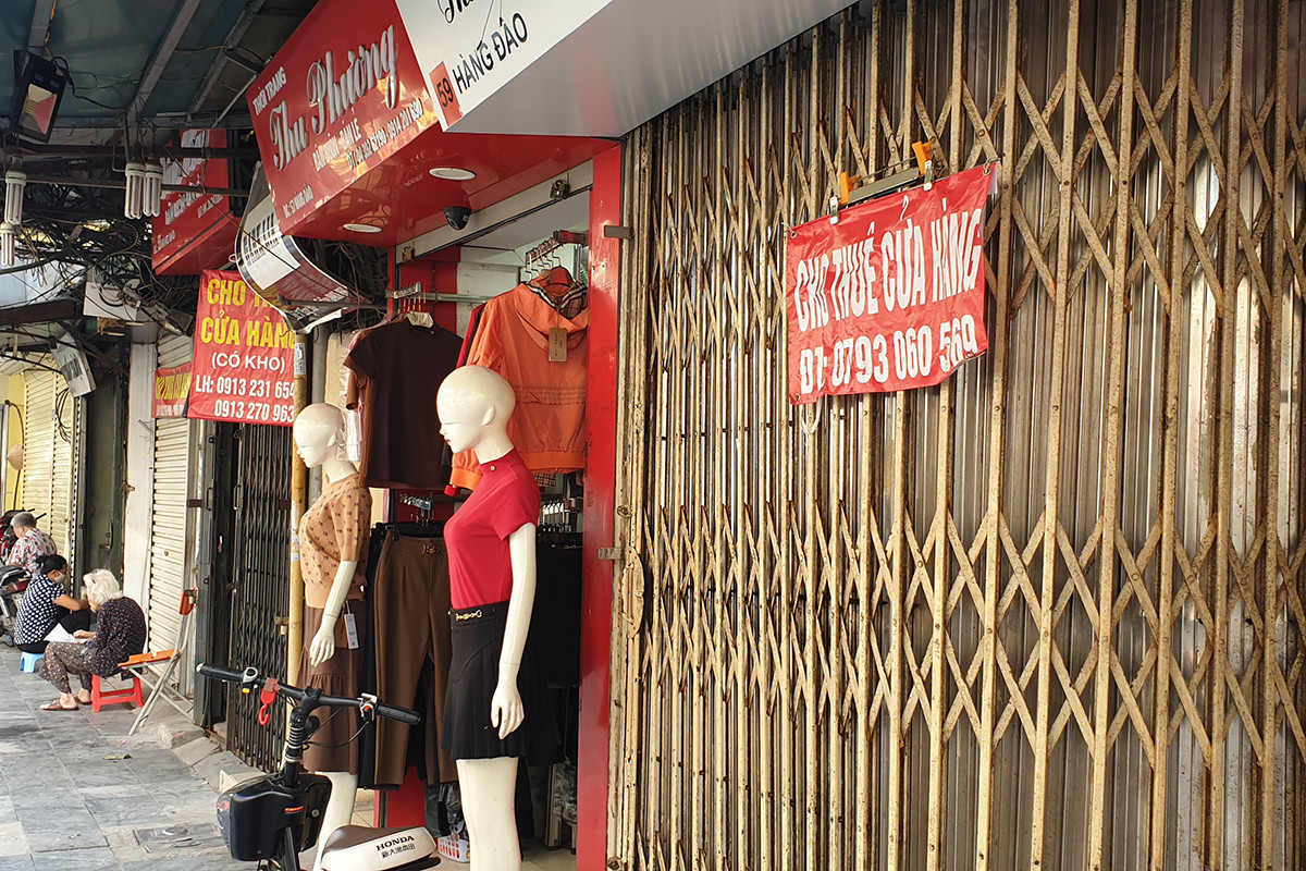 Hàng loạt cửa hàng treo biển cho thuê trên tuyến phố buôn bán sầm uất nhất Thủ đô - Ảnh 2.