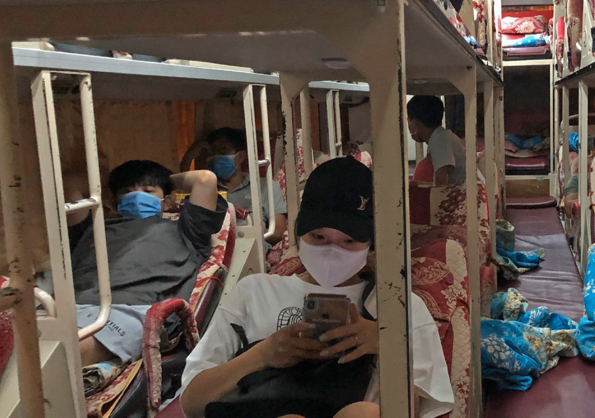 Cảnh sát chặn xe giường nằm chở trái phép 10 người rời Hà Nội - Ảnh 1.