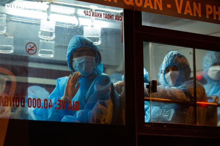 Hà Nội: Xuyên đêm đưa 150 người ở Bệnh viện Việt Đức đi cách ly - Ảnh 7.