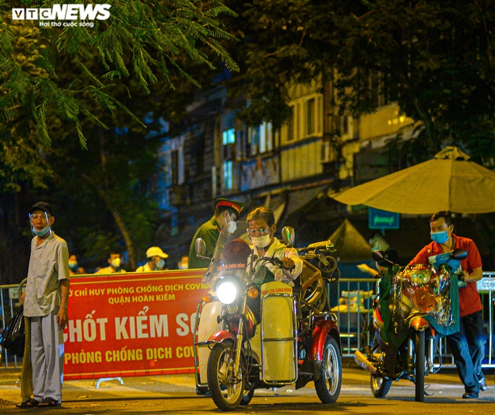 Hà Nội: Xuyên đêm đưa 150 người ở Bệnh viện Việt Đức đi cách ly - Ảnh 10.