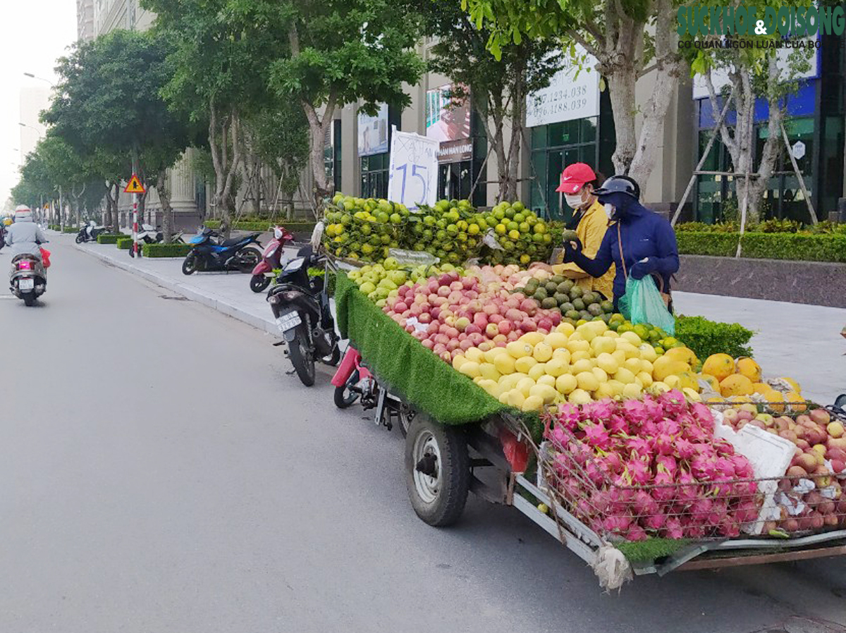 Chợ cóc, chợ tạm vẫn hoạt động dù Hà Nội đang thực hiện chống dịch COVID-19 theo Chỉ thị 15 - Ảnh 2.