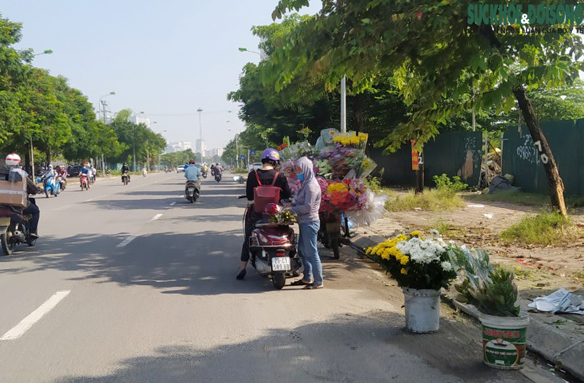 Chợ cóc, chợ tạm vẫn hoạt động dù Hà Nội đang thực hiện chống dịch COVID-19 theo Chỉ thị 15 - Ảnh 3.