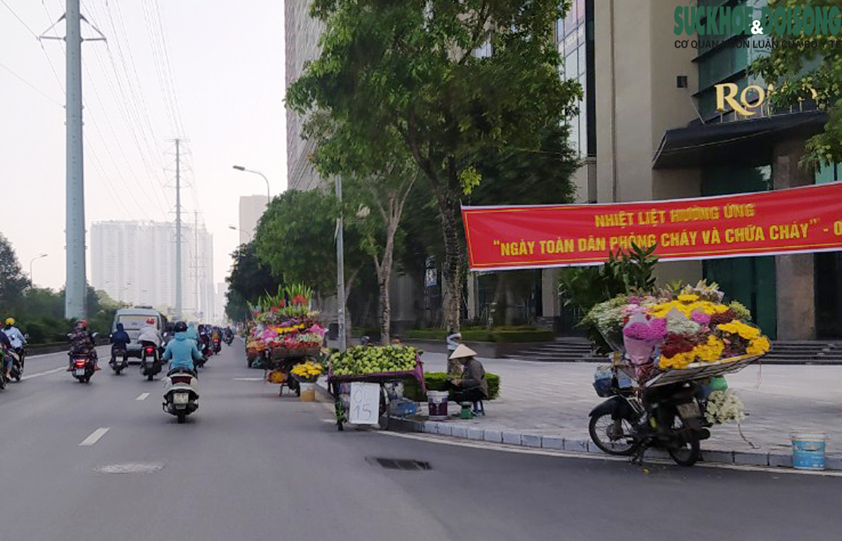 Chợ cóc, chợ tạm vẫn hoạt động dù Hà Nội đang thực hiện chống dịch COVID-19 theo Chỉ thị 15 - Ảnh 5.