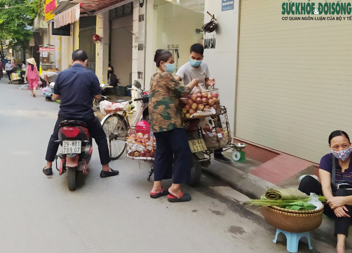 Chợ cóc, chợ tạm vẫn hoạt động dù Hà Nội đang thực hiện chống dịch COVID-19 theo Chỉ thị 15 - Ảnh 7.