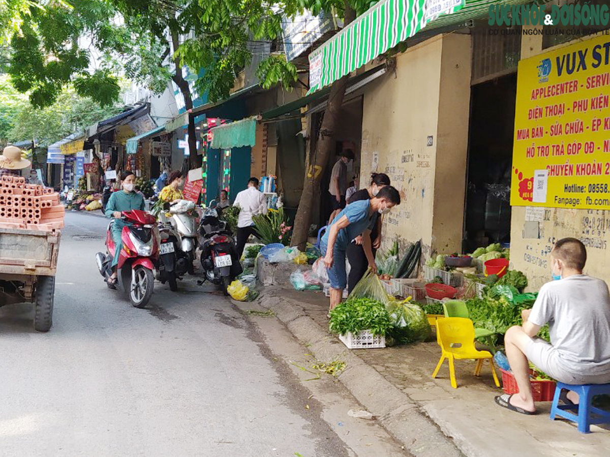 Chợ cóc, chợ tạm vẫn hoạt động dù Hà Nội đang thực hiện chống dịch COVID-19 theo Chỉ thị 15 - Ảnh 8.