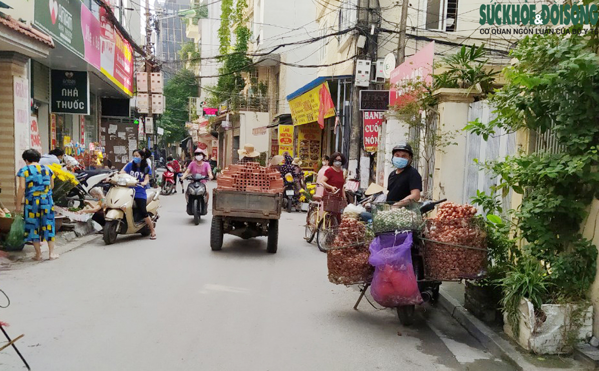 Chợ cóc, chợ tạm vẫn hoạt động dù Hà Nội đang thực hiện chống dịch COVID-19 theo Chỉ thị 15 - Ảnh 9.