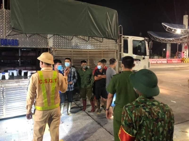 Quảng Ninh: Phát hiện 4 người trốn trong xe chở gia súc để qua chốt - Ảnh 1.
