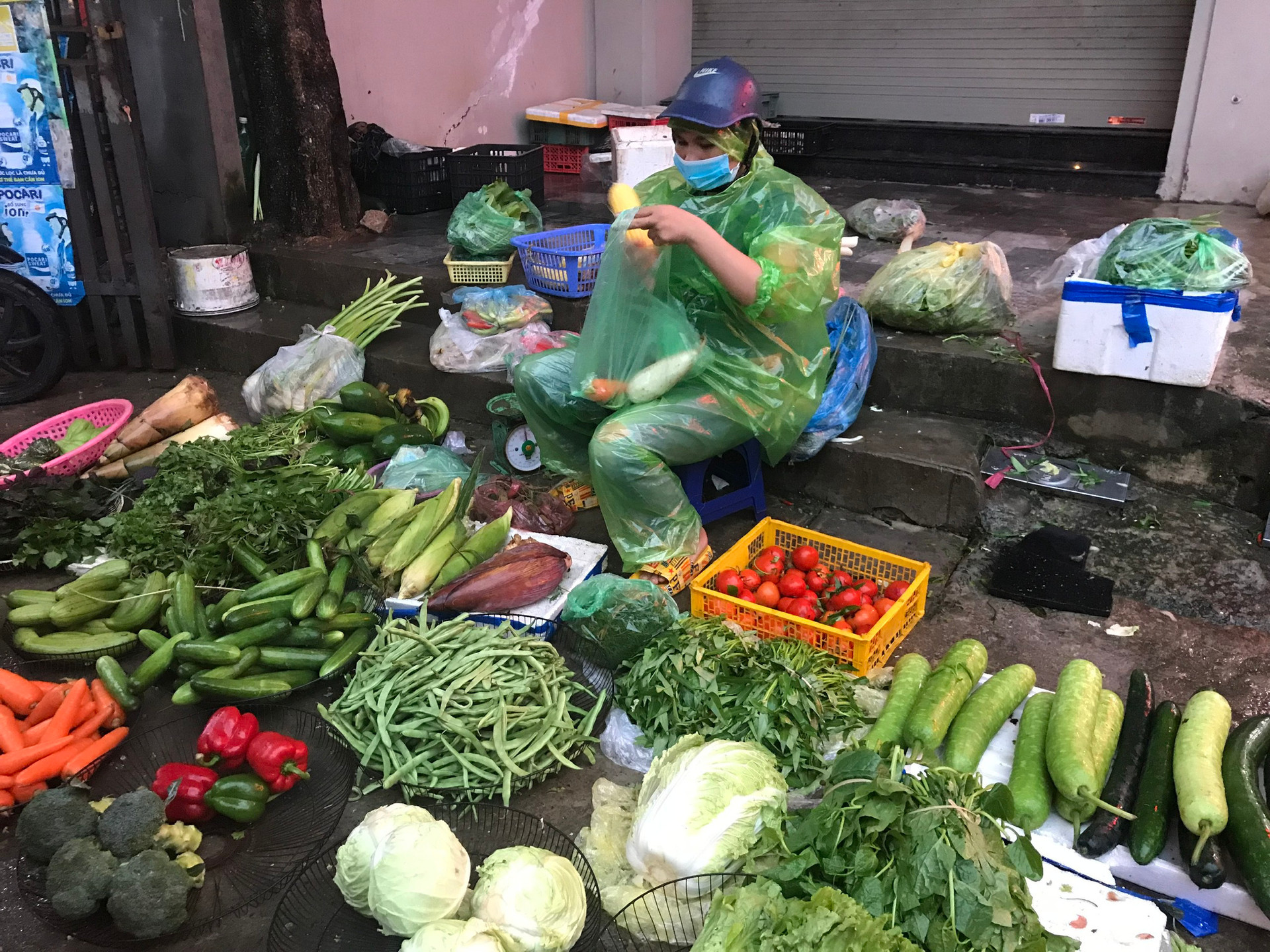 Hà Nội: Giá rau xanh tăng mạnh, người mua sững sờ - Ảnh 1.