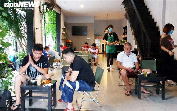 Hàng quán được phục vụ tại chỗ, người Đà Nẵng đội mưa ăn sáng, uống cà phê - Ảnh 7.
