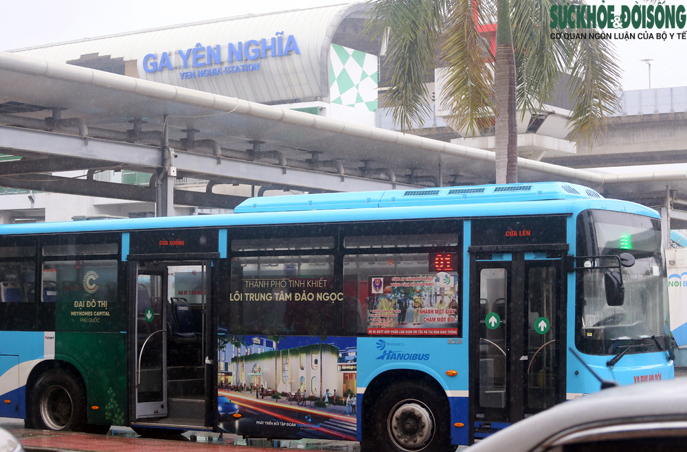 Loạt bến xe tại Hà Nội dựng điểm test nhanh phục vụ hành khách về quê - Ảnh 2.