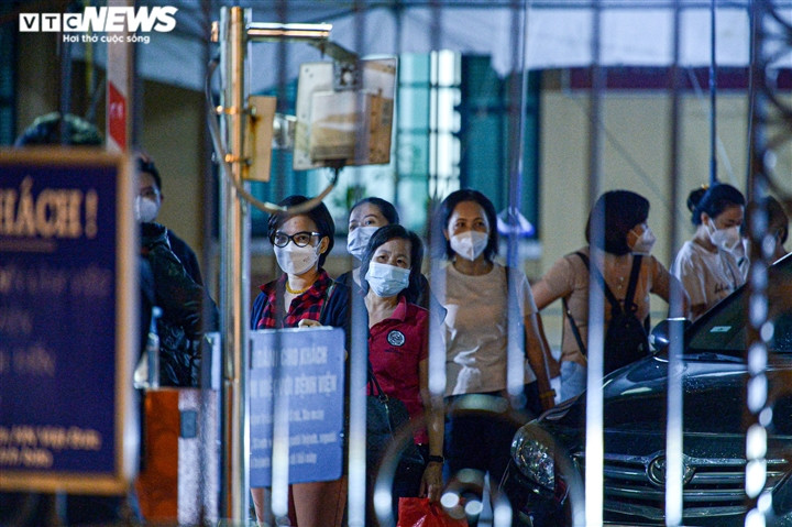Bệnh viện Việt Đức dỡ phong tỏa, nhân viên y tế vui mừng trở về đoàn tụ gia đình - Ảnh 1.