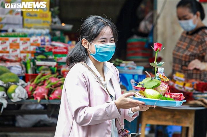 Giới trẻ Hà Nội tấp nập đến chùa Hà vái vọng cầu duyên trong ngày Rằm tháng 9 - Ảnh 4.