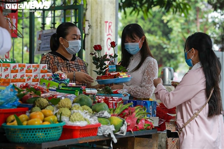 Giới trẻ Hà Nội tấp nập đến chùa Hà vái vọng cầu duyên trong ngày Rằm tháng 9 - Ảnh 2.