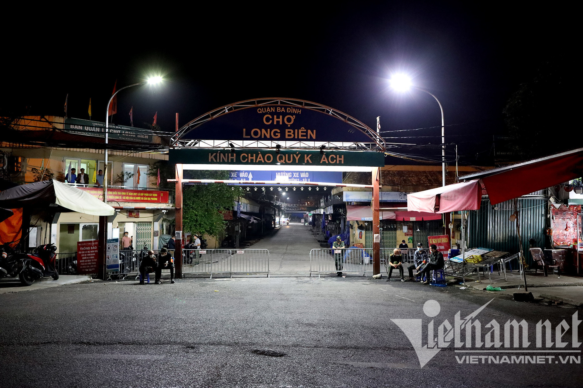Chợ đầu mối nổi tiếng nhất Hà Nội mở lại sau hai tháng đóng cửa - Ảnh 1.