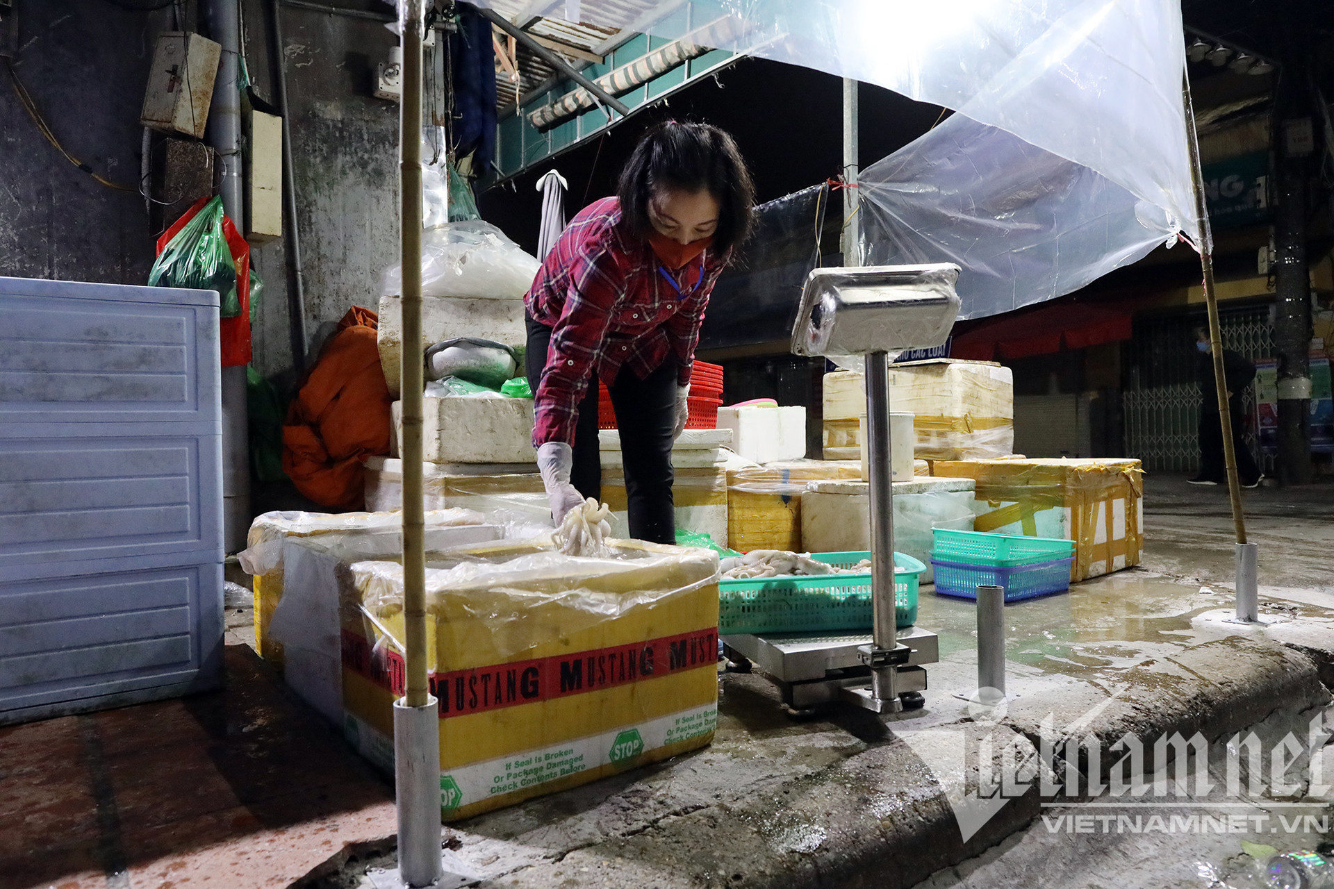 Chợ đầu mối nổi tiếng nhất Hà Nội mở lại sau hai tháng đóng cửa - Ảnh 9.