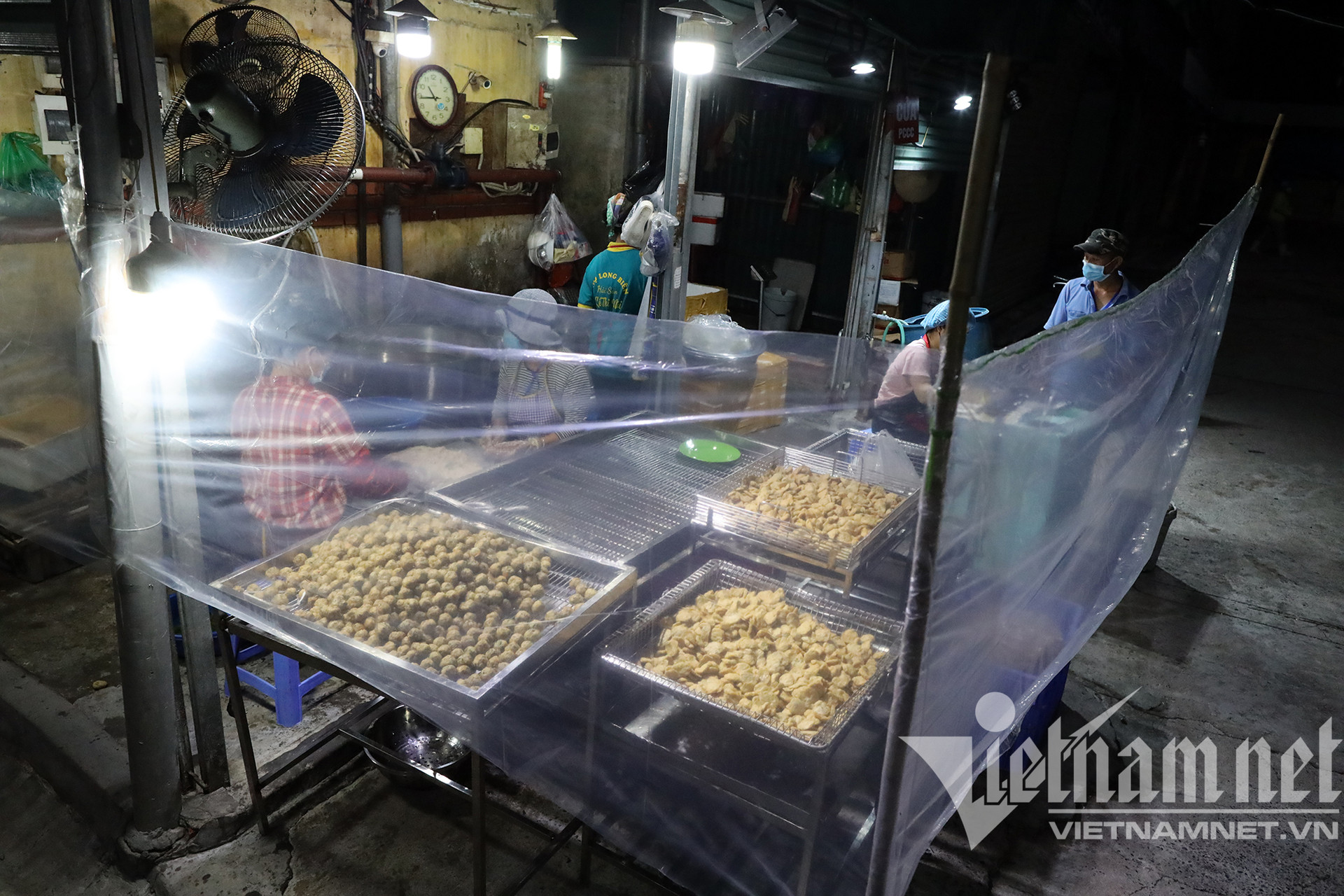 Chợ đầu mối nổi tiếng nhất Hà Nội mở lại sau hai tháng đóng cửa - Ảnh 7.