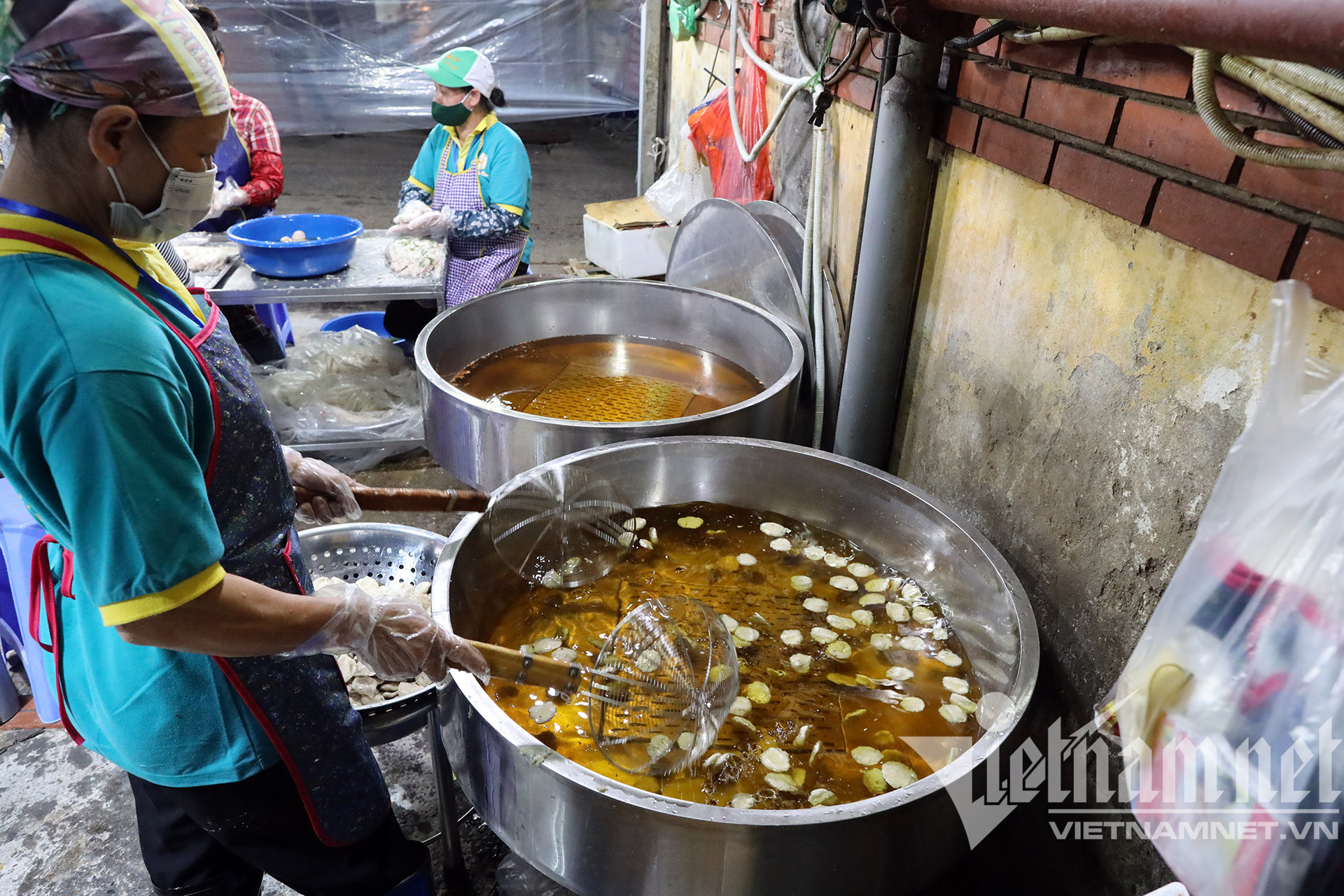 Chợ đầu mối nổi tiếng nhất Hà Nội mở lại sau hai tháng đóng cửa - Ảnh 8.