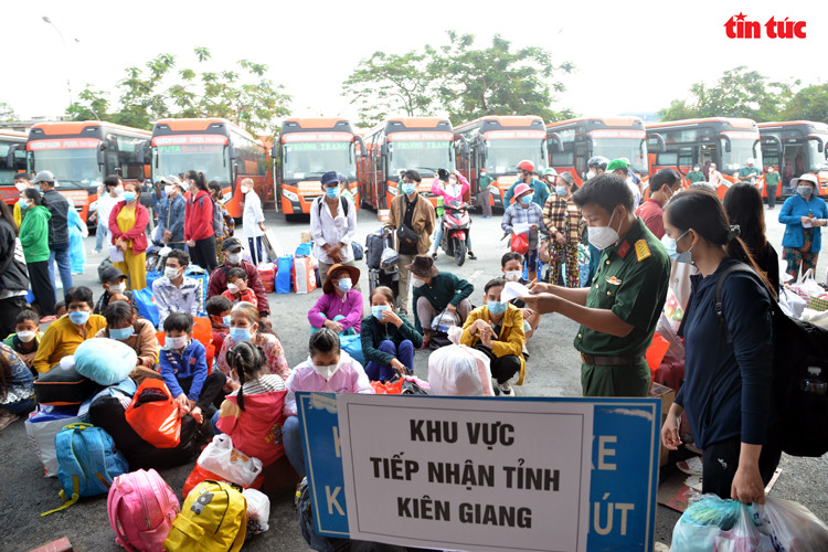 Bộ Tư lệnh TP Hồ Chí Minh hỗ trợ đưa gần 800 người dân về 5 tỉnh miền Tây - Ảnh 2.