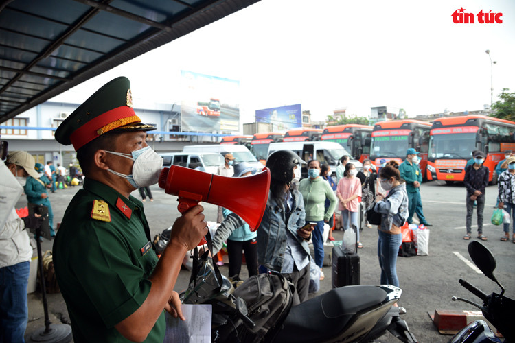 Bộ Tư lệnh TP Hồ Chí Minh hỗ trợ đưa gần 800 người dân về 5 tỉnh miền Tây - Ảnh 6.