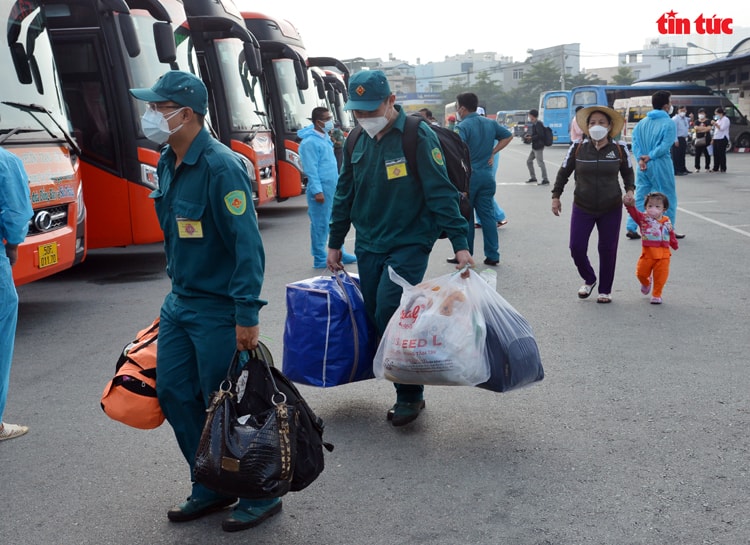 Bộ Tư lệnh TP Hồ Chí Minh hỗ trợ đưa gần 800 người dân về 5 tỉnh miền Tây - Ảnh 8.