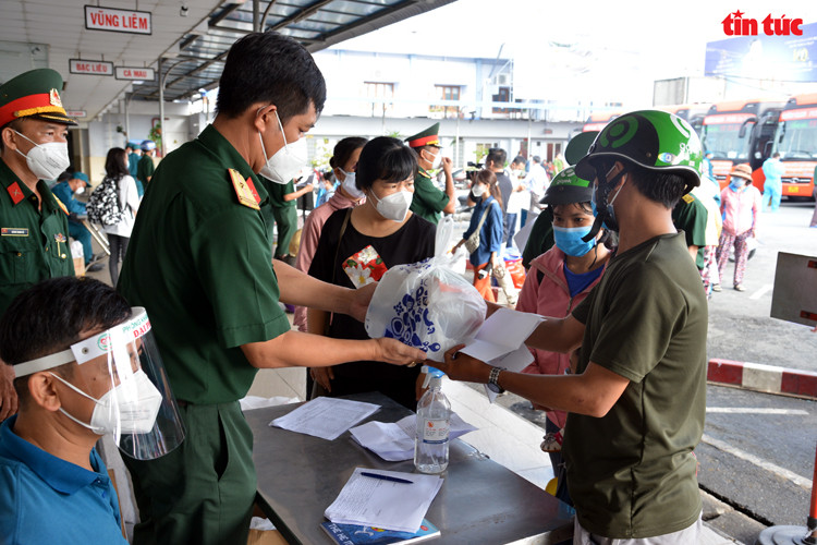 Bộ Tư lệnh TP Hồ Chí Minh hỗ trợ đưa gần 800 người dân về 5 tỉnh miền Tây - Ảnh 7.
