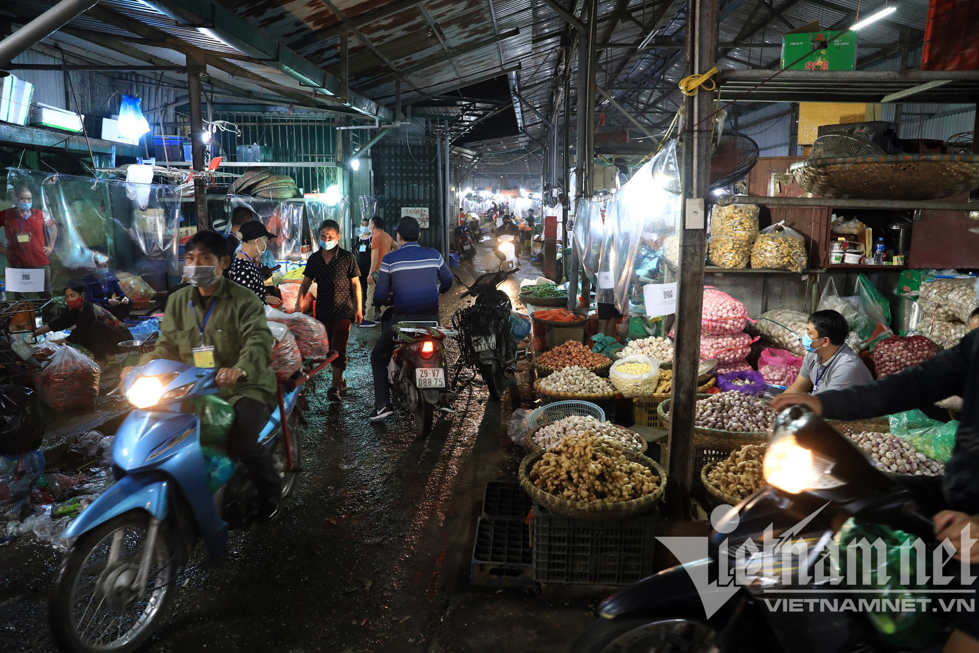 Chợ đầu mối nổi tiếng nhất Hà Nội mở lại sau hai tháng đóng cửa - Ảnh 10.