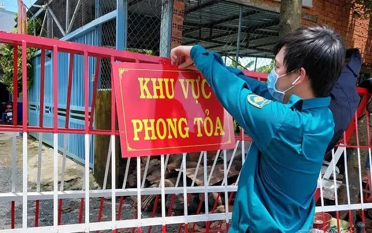 Phong toả 1 ngõ, xét nghiệm gần 500 người liên quan 2 vợ chồng nhân viên Bệnh viện 108 mắc COVID-19 - Ảnh 1.