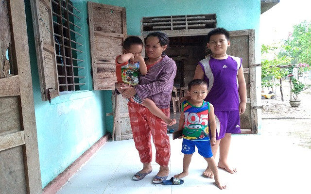 Xót xa nữ công nhân nghèo có con bị dị tật không hậu môn ở Thừa Thiên Huế - Ảnh 1.