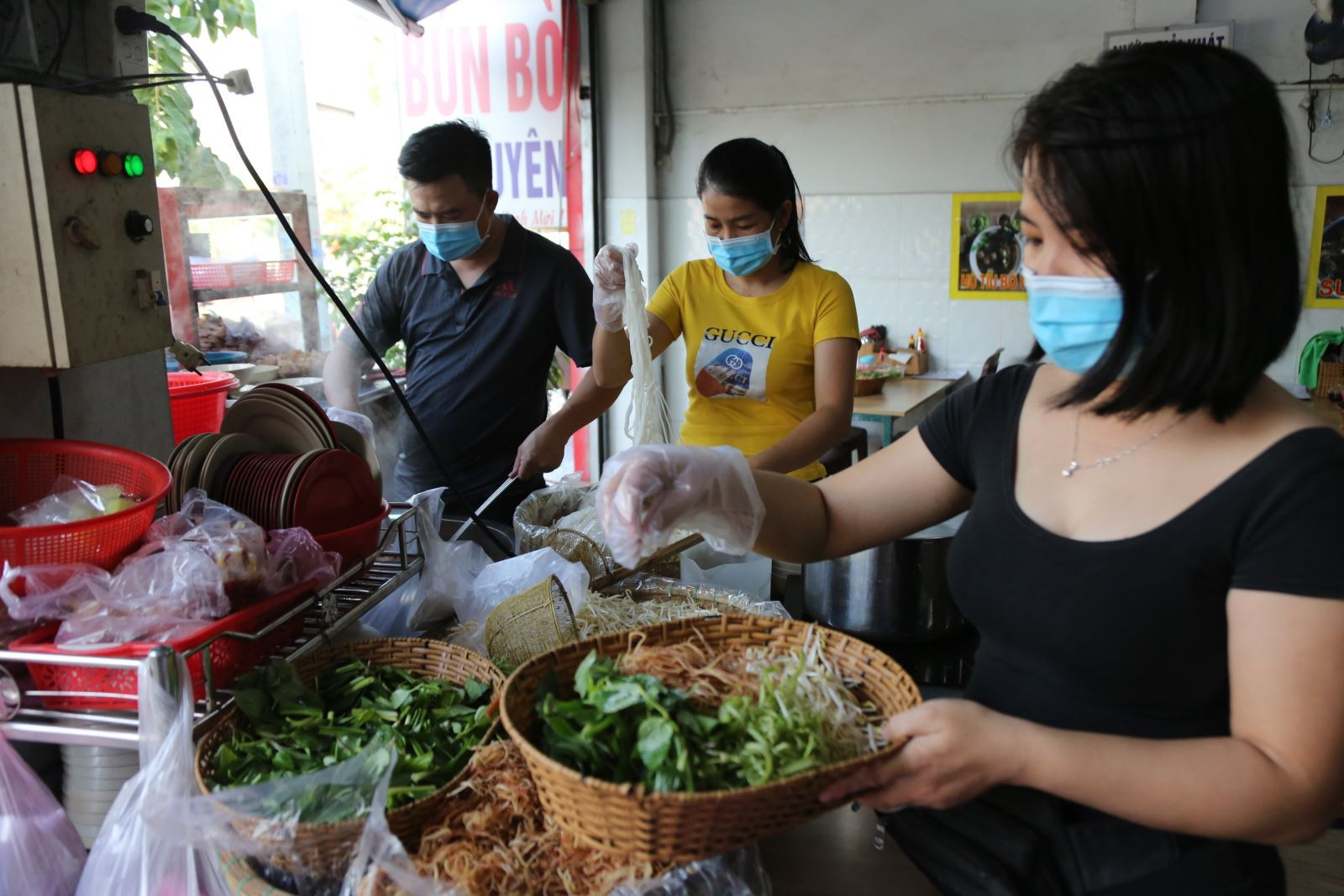 TP Hồ Chí Minh: Hàng quán tấp nập trong ngày đầu mở cửa phục vụ tại chỗ - Ảnh 12.
