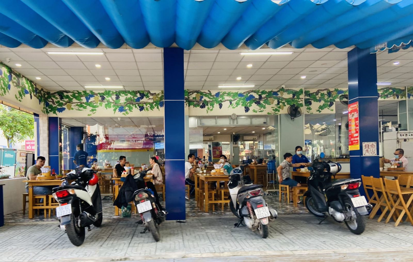TP Hồ Chí Minh: Hàng quán tấp nập trong ngày đầu mở cửa phục vụ tại chỗ - Ảnh 4.
