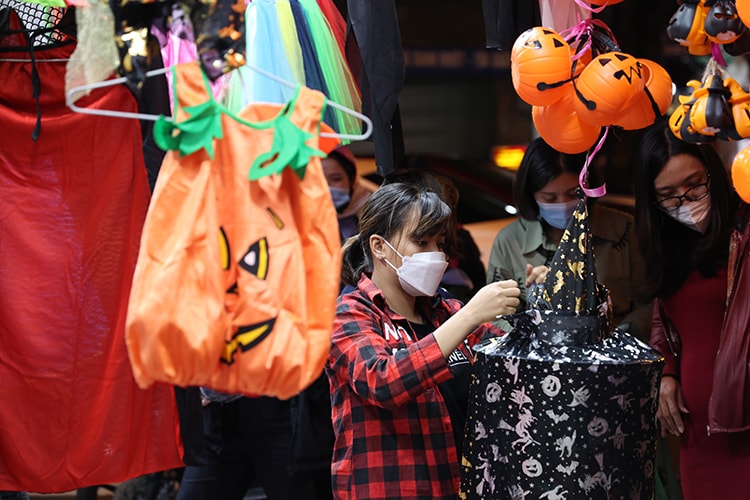 Đồ chơi 'ma quỷ' kinh dị tràn ngập phố Hàng Mã dịp Halloween - Ảnh 7.