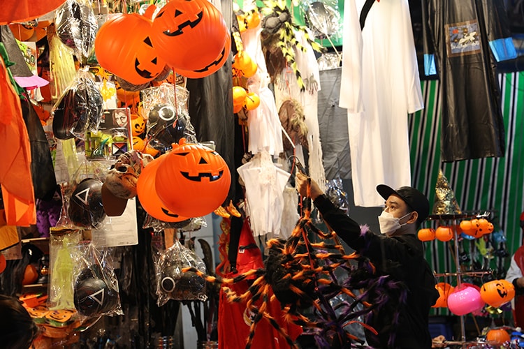 Đồ chơi 'ma quỷ' kinh dị tràn ngập phố Hàng Mã dịp Halloween - Ảnh 2.