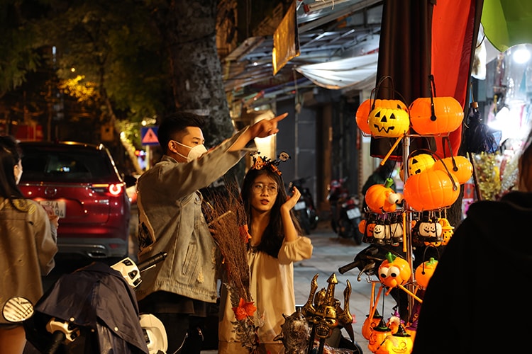 Đồ chơi 'ma quỷ' kinh dị tràn ngập phố Hàng Mã dịp Halloween - Ảnh 11.