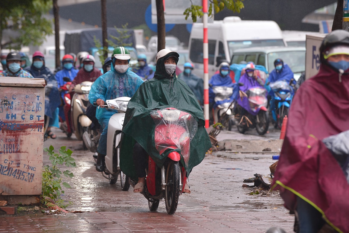 Người dân Hà Nội chật vật nhích từng cen-ti-mét trên con đường ùn tắc từ sáng đến tối - Ảnh 10.