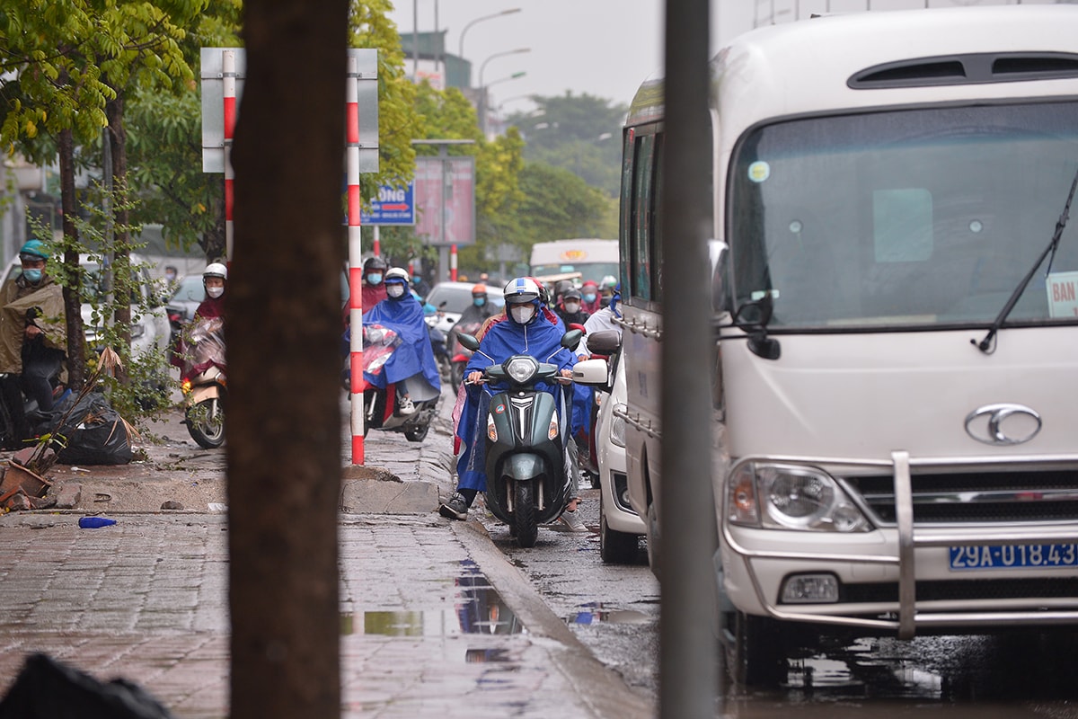 Người dân Hà Nội chật vật nhích từng cen-ti-mét trên con đường ùn tắc từ sáng đến tối - Ảnh 9.