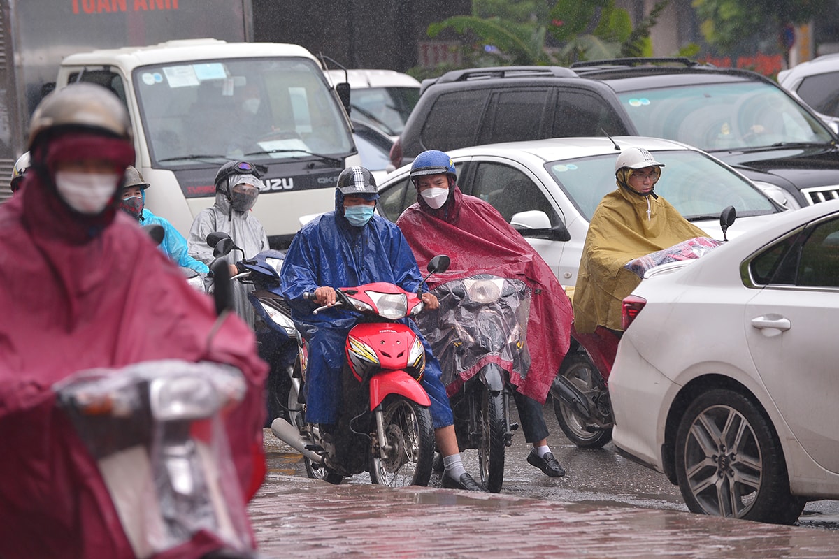 Người dân Hà Nội chật vật nhích từng cen-ti-mét trên con đường ùn tắc từ sáng đến tối - Ảnh 6.