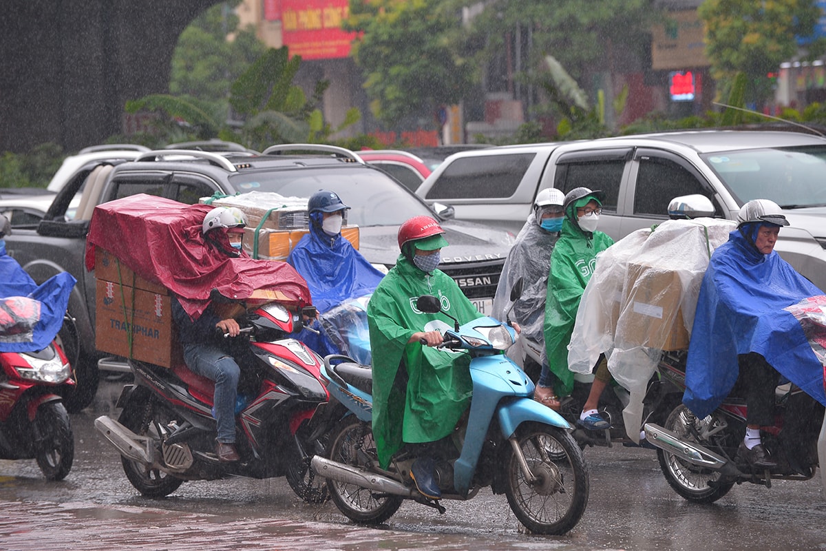 Người dân Hà Nội chật vật nhích từng cen-ti-mét trên con đường ùn tắc từ sáng đến tối - Ảnh 13.