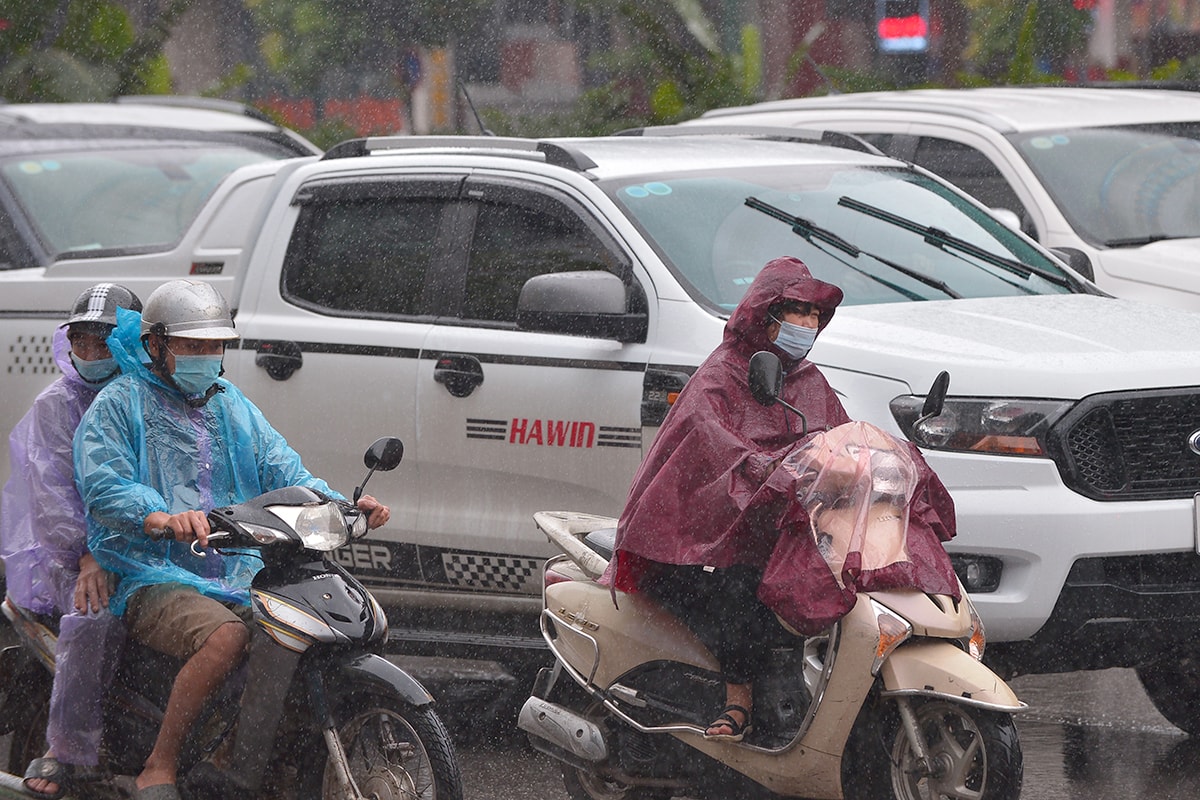 Người dân Hà Nội chật vật nhích từng cen-ti-mét trên con đường ùn tắc từ sáng đến tối - Ảnh 12.