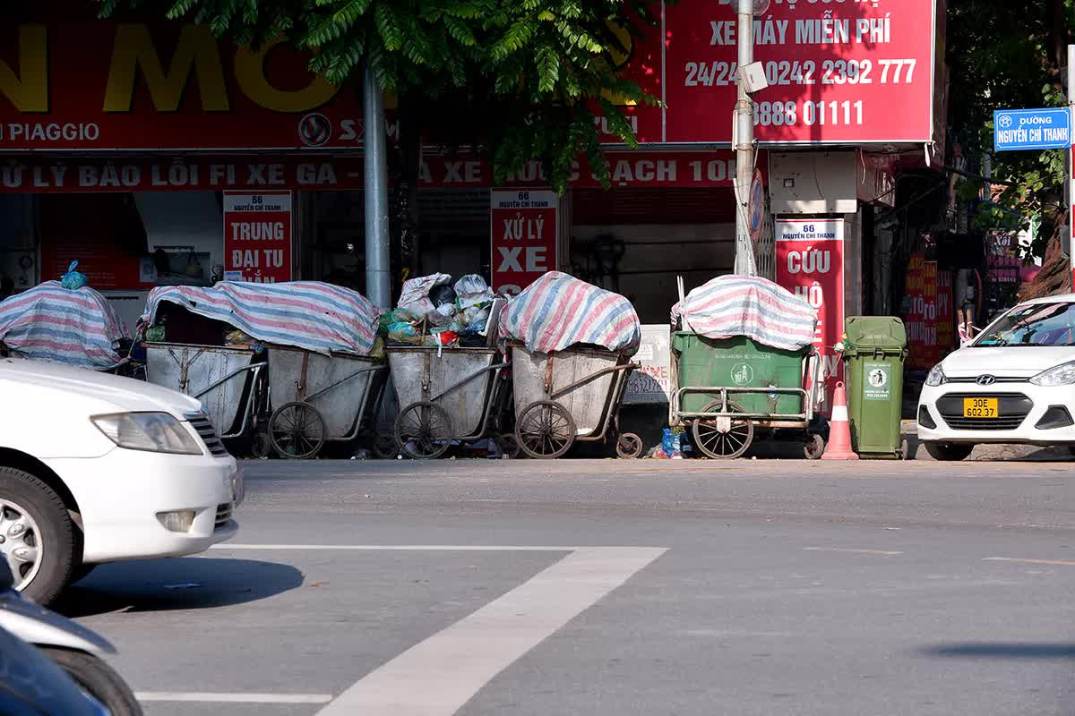 Xe rác ùn ứ, bốc mùi hôi thối khắp nơi trên đường phố Hà Nội - Ảnh 5.