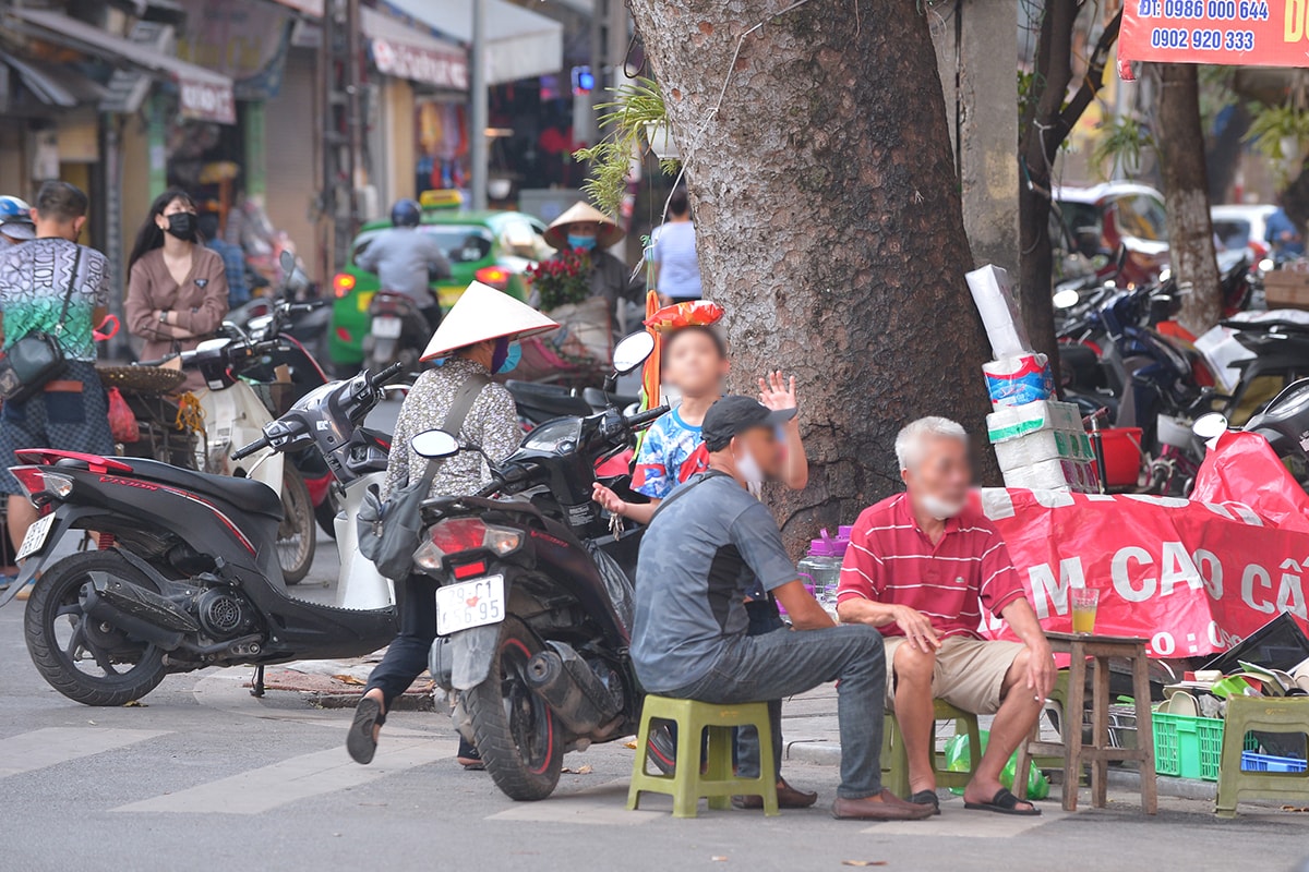 Ngay sát điểm phong tỏa nhưng nhiều người dân vẫn lơ là chống dịch - Ảnh 6.