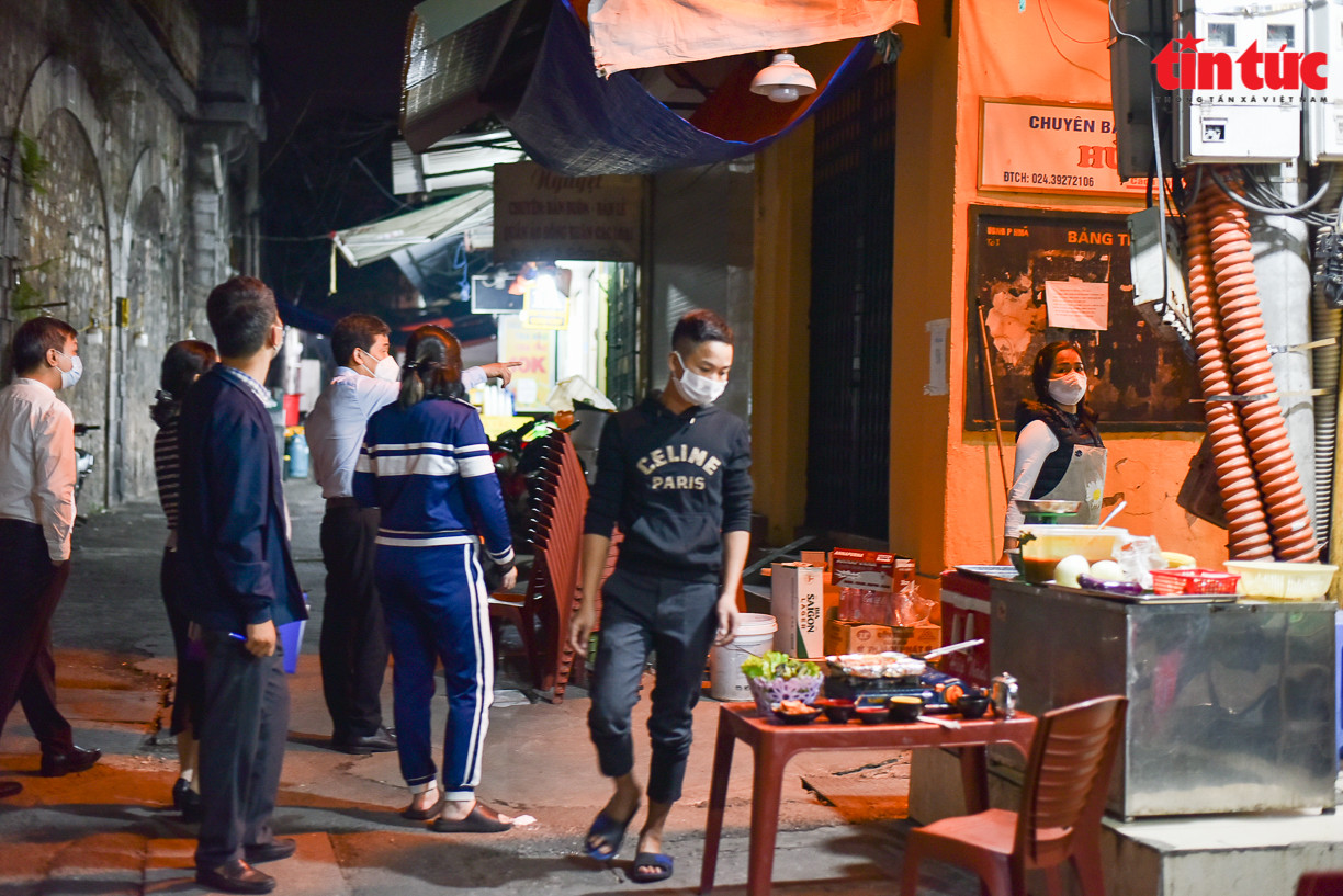 Hà Nội xử phạt một số quán ăn, nhà hàng vẫn bán hàng  sau 21 giờ đêm - Ảnh 10.