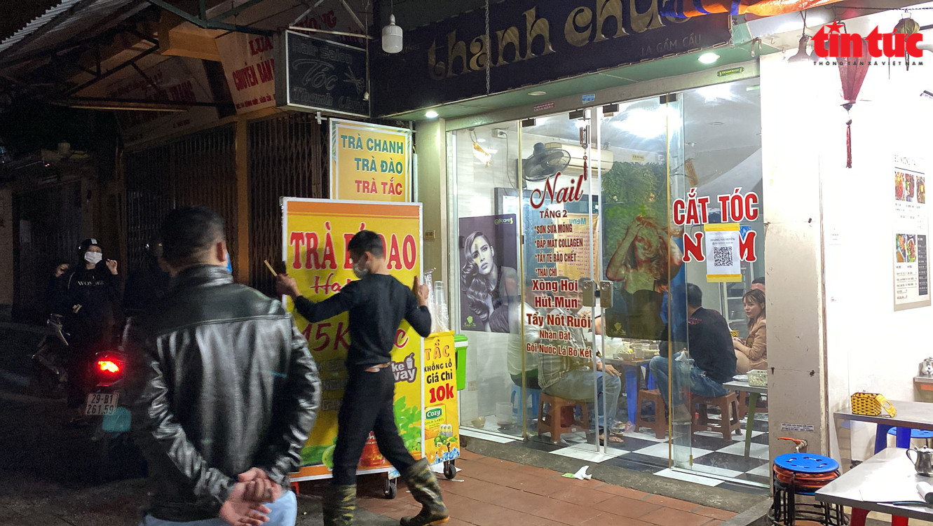 Hà Nội xử phạt một số quán ăn, nhà hàng vẫn bán hàng  sau 21 giờ đêm - Ảnh 6.
