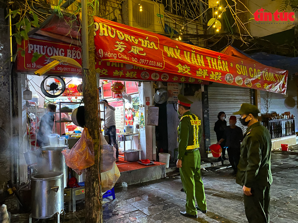 Hà Nội xử phạt một số quán ăn, nhà hàng vẫn bán hàng  sau 21 giờ đêm - Ảnh 7.